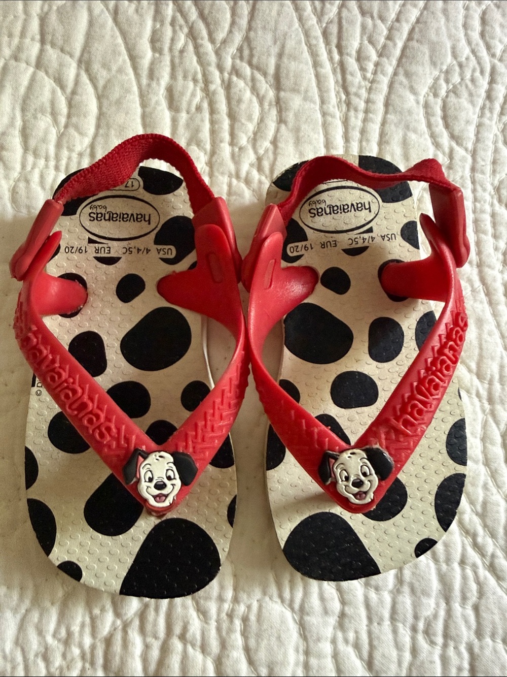 ✅Havaianas Kids Red Dalmatian-Print Flip Flops with Character Charm